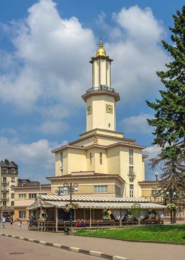 Ivano-Frankivsk, Ukrayna 10.07.2021. Ukrayna 'nın İvano-Frankivsk kentindeki pazar meydanında bulutlu bir yaz gününde belediye binası.