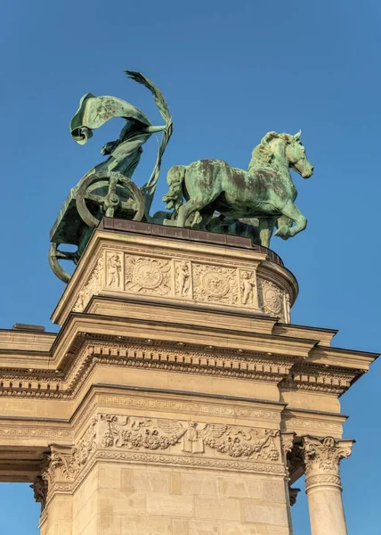 2021年8月21日 匈牙利布达佩斯 在一个阳光明媚的夏日早晨 布达佩斯英雄广场上的匈牙利千年纪念碑 — 图库照片