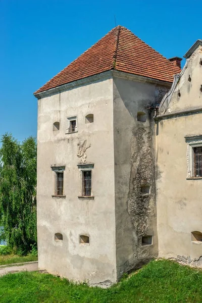 Svirzh Ucrânia 2021 Castelo Svirzh Região Lviv Ucrânia Dia Ensolarado — Fotografia de Stock