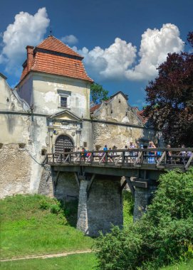 Svirzh, Ukrayna 10.07.2021. Ukrayna 'nın Lviv bölgesindeki Svirzh Kalesi güneşli bir yaz gününde