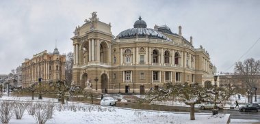 Odessa, Ukrayna 30.01.2022. Ukrayna, Odessa 'da karlı bir kış günü. Opera ve Bale Tiyatrosu.