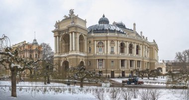 Odessa, Ukrayna 30.01.2022. Ukrayna, Odessa 'da karlı bir kış günü. Opera ve Bale Tiyatrosu.