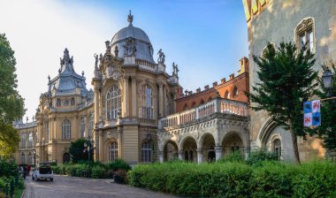 Budapeşte, Macaristan 21.08.2021. Macaristan 'ın Budapeşte kentindeki Vajdahunyad Şatosu güneşli bir yaz sabahında