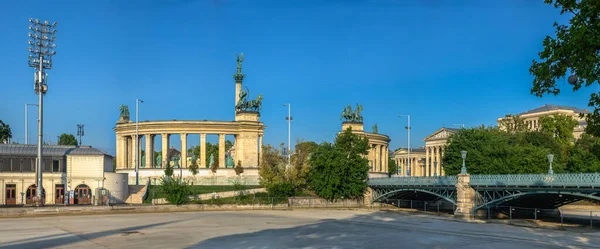 ブダペスト ハンガリー21 2021 晴れた夏の朝にブダペストのハンガリーのミレニアムへの英雄広場と記念碑 — ストック写真