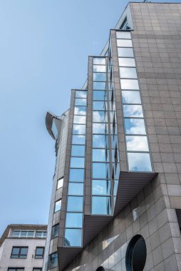 Budapeşte, Macaristan 21.08.2021. Budapeşte 'nin eski Pest kasabasının sokakları, güneşli bir yaz gününde