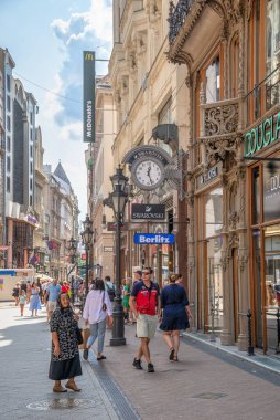 Budapeşte, Macaristan 21.08.2021. Budapeşte 'nin eski Pest kasabasının sokakları, güneşli bir yaz gününde