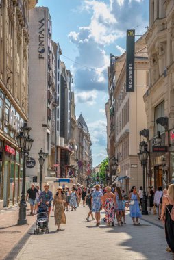 Budapeşte, Macaristan 21.08.2021. Budapeşte 'nin eski Pest kasabasının sokakları, güneşli bir yaz gününde