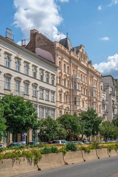 Budapeşte, Macaristan 21.08.2021. Budapeşte 'nin eski Pest kasabasının sokakları, güneşli bir yaz gününde