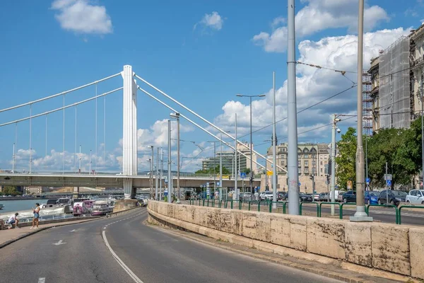 ブダペスト ハンガリー21 2021 ブダペストのドナウ川に架かるエリザベス橋夏の晴れた日に — ストック写真