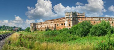 Selo, Ukrayna 10.07.2021 'e bak. Selo Kalesi, güneşli bir yaz gününde Ukrayna 'nın Lviv bölgesindeki harabelere bakıyor