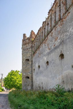 Selo, Ukrayna 10.07.2021 'e bak. Selo Kalesi, güneşli bir yaz gününde Ukrayna 'nın Lviv bölgesindeki harabelere bakıyor