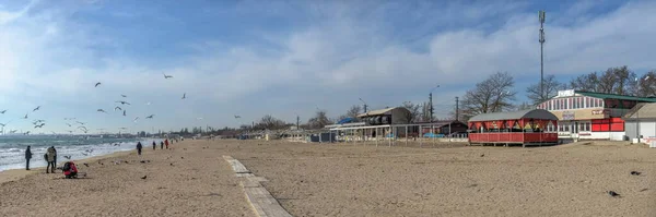 ウクライナのオデッサ07 2022 ウクライナ オデッサのルザニフカビーチでの晴れた冬の日 — ストック写真