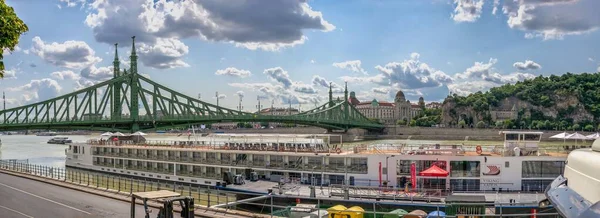 2021年8月21日 匈牙利布达佩斯 在一个阳光灿烂的夏日 布达佩斯多瑙河上的自由桥 — 图库照片