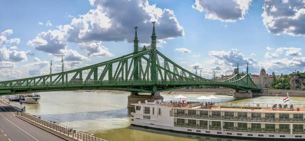 Budapeszt Węgry 2021 Liberty Bridge Nad Dunajem Budapeszcie Słoneczny Letni — Zdjęcie stockowe