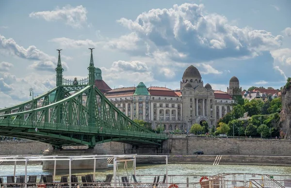 Budapeszt Węgry 2021 Liberty Bridge Nad Dunajem Budapeszcie Słoneczny Letni — Zdjęcie stockowe