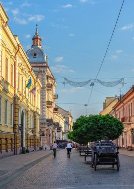 Chernivtsi, Ukrayna 11.07.2021. Ukrayna 'nın Chernivtsi şehrinin ana caddesinde güneşli bir yaz sabahı
