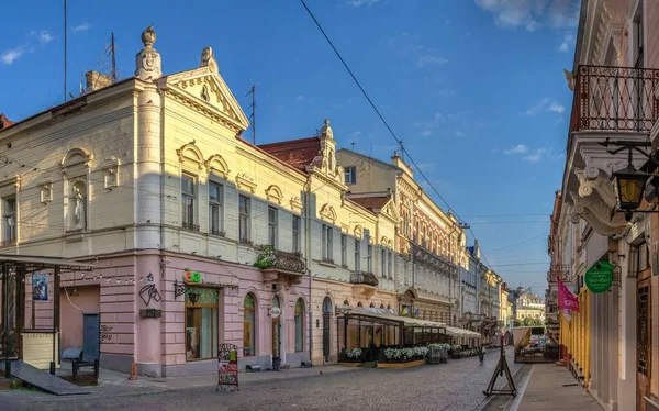 Czerniowce Ukraina 2021 Główna Ulica Starego Miasta Czerniowce Ukraina Słoneczny — Zdjęcie stockowe