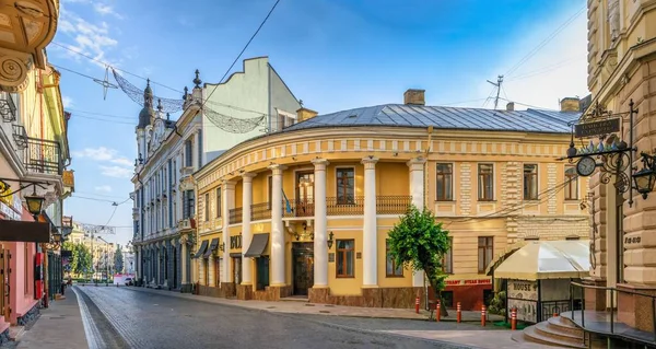 Chernivtsi, Ukrayna 11.07.2021. Ukrayna 'nın Chernivtsi şehrinin ana caddesinde güneşli bir yaz sabahı