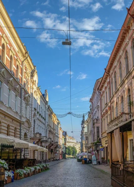 Chernivtsi, Ukrayna 11.07.2021. Ukrayna 'nın Chernivtsi şehrinin ana caddesinde güneşli bir yaz sabahı