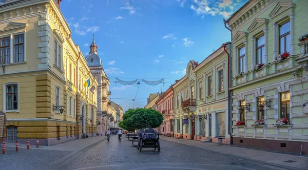Czerniowce Ukraina 2021 Główna Ulica Starego Miasta Czerniowce Ukraina Słoneczny — Zdjęcie stockowe