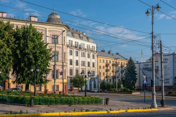 Chernivtsi ウクライナ182 2021年7月 晴れた夏の朝に ウクライナのチェルニフツィの旧市街のメインストリート — ストック写真