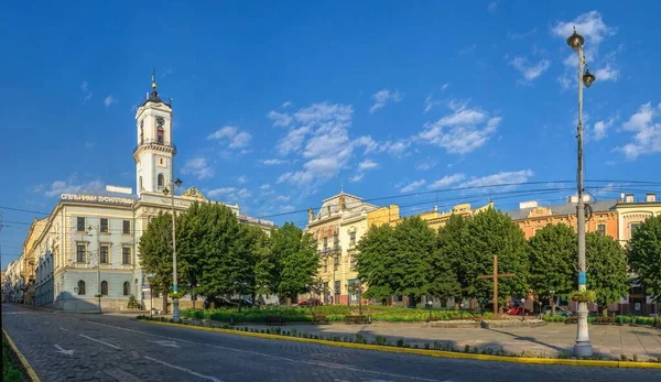 Chernivtsi ウクライナ182 2021年7月 ウクライナのチェルニフツィの中央広場にある町役場では 晴れた夏の日に — ストック写真