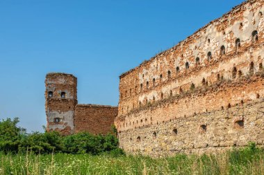 Selo, Ukrayna 10.07.2021 'e bak. Selo Kalesi, güneşli bir yaz gününde Ukrayna 'nın Lviv bölgesindeki harabelere bakıyor