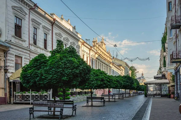2021年7月11日 乌克兰切尔尼夫茨 夏日的一个阳光灿烂的早晨 乌克兰切尔尼夫茨老城的主要街道 — 图库照片