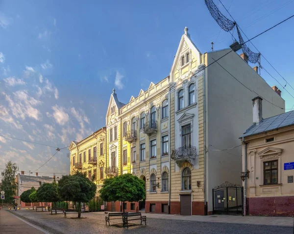 2021年7月11日 乌克兰切尔尼夫茨 夏日的一个阳光灿烂的早晨 乌克兰切尔尼夫茨老城的主要街道 — 图库照片