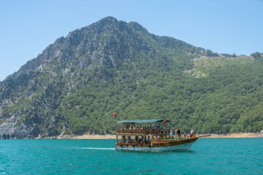 Manavgat, Antalya ili, Türkiye 17.07.2021. Türkiye 'nin Antalya bölgesindeki Yeşil Kanyon' da güneşli bir yaz gününde tekne gezisi