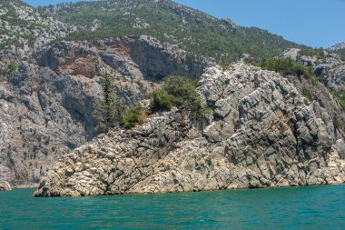 Türkiye 'nin Antalya bölgesinin dağlarındaki Yeşil Kanyon ve Manavgat Nehri, güneşli bir yaz gününde