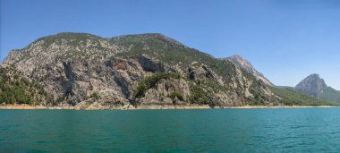 Türkiye 'nin Antalya bölgesinin dağlarındaki Yeşil Kanyon ve Manavgat Nehri, güneşli bir yaz gününde