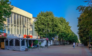 Khmelnitskyi, Ukrayna 12.07.2021. Ukrayna 'nın tarihi şehir merkezi Khmelnitskyi, güneşli bir yaz sabahı