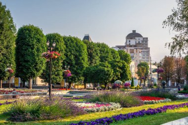Khmelnitskyi, Ukrayna 12.07.2021. Ukrayna 'nın tarihi şehir merkezi Khmelnitskyi, güneşli bir yaz sabahı