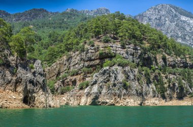 Türkiye 'nin Antalya bölgesinin dağlarındaki Yeşil Kanyon, güneşli bir yaz gününde