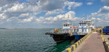 Odessa, Ukrayna 24.04.2021. Ukrayna 'nın Odessa kentindeki Yolcu Limanı veya Denizcilik İstasyonu' nun güneşli bir kış gününde görüntüsü