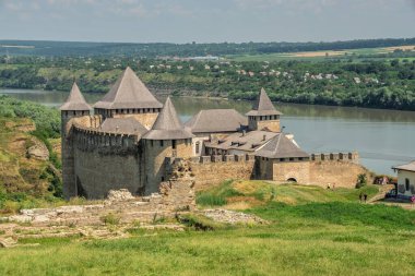 Khotyn, Ukrayna 11.07.2021. Ukrayna 'nın Chernivtsi bölgesindeki Khotyn kalesi güneşli bir yaz gününde