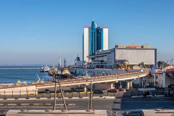 乌克兰敖德萨 2019年11月11日 在阳光明媚的冬日 俯瞰乌克兰敖德萨的客运港或海洋站 — 图库照片