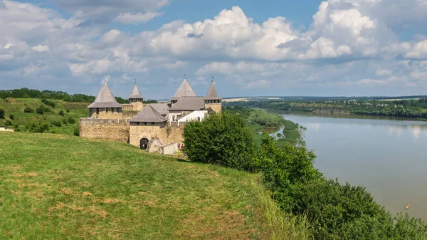 Khotyn, Ukrayna 11.07.2021. Ukrayna 'nın Chernivtsi bölgesindeki Khotyn kalesi güneşli bir yaz gününde