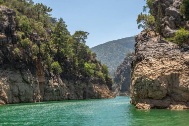 Türkiye 'nin Antalya bölgesinin dağlarındaki Yeşil Kanyon ve Manavgat Nehri, güneşli bir yaz gününde
