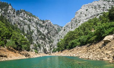 Türkiye 'nin Antalya bölgesinin dağlarındaki Yeşil Kanyon ve Manavgat Nehri, güneşli bir yaz gününde