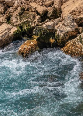 Türkiye 'nin Antalya bölgesinin dağlarındaki Yeşil Kanyon ve Manavgat Nehri, güneşli bir yaz gününde