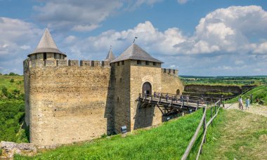 Khotyn, Ukrayna 11.07.2021. Ukrayna 'nın Chernivtsi bölgesindeki Khotyn kalesi güneşli bir yaz gününde