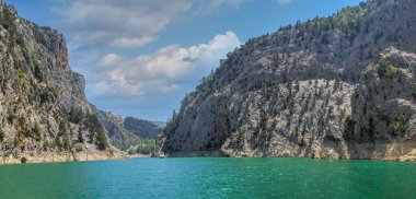 Türkiye 'nin Antalya bölgesinin dağlarındaki Yeşil Kanyon ve Manavgat Nehri, güneşli bir yaz gününde
