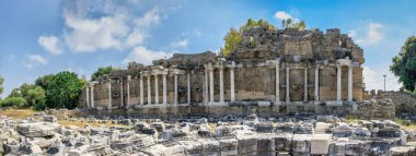 Yana, Türkiye 18.07.2021. Türkiye 'nin Antalya ilinin Antik Kenti güneşli bir yaz gününde