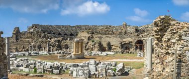 Yana, Türkiye 18.07.2021. Türkiye 'nin Antalya ilinin Antik Kenti güneşli bir yaz gününde