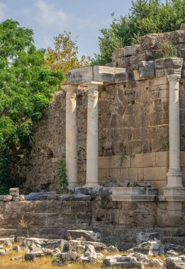 Yana, Türkiye 18.07.2021. Türkiye 'nin Antalya ilinin Antik Kenti güneşli bir yaz gününde