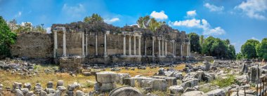 Yana, Türkiye 18.07.2021. Türkiye 'nin Antalya ilinin Antik Kenti güneşli bir yaz gününde