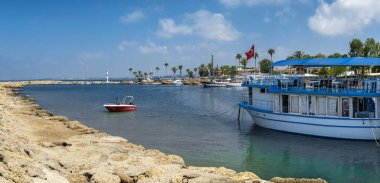 Yana, Türkiye 18.07.2021. Güneşli bir yaz gününde, Türkiye 'nin Antalya ilinin Antik Kenti yakınlarındaki sahil