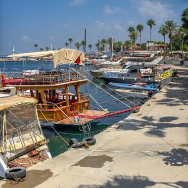 Yana, Türkiye 18.07.2021. Güneşli bir yaz gününde, Türkiye 'nin Antalya ilinin Antik Kenti yakınlarındaki sahil